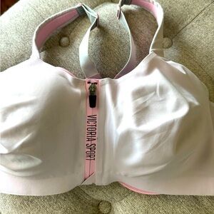 Knockout sports bra🩷🤍